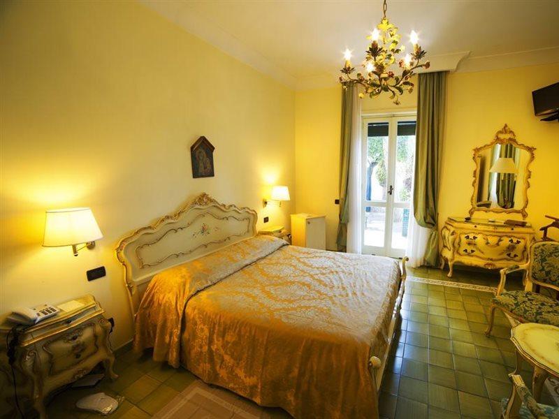 Grande Albergo Miramare Formia Bagian luar foto