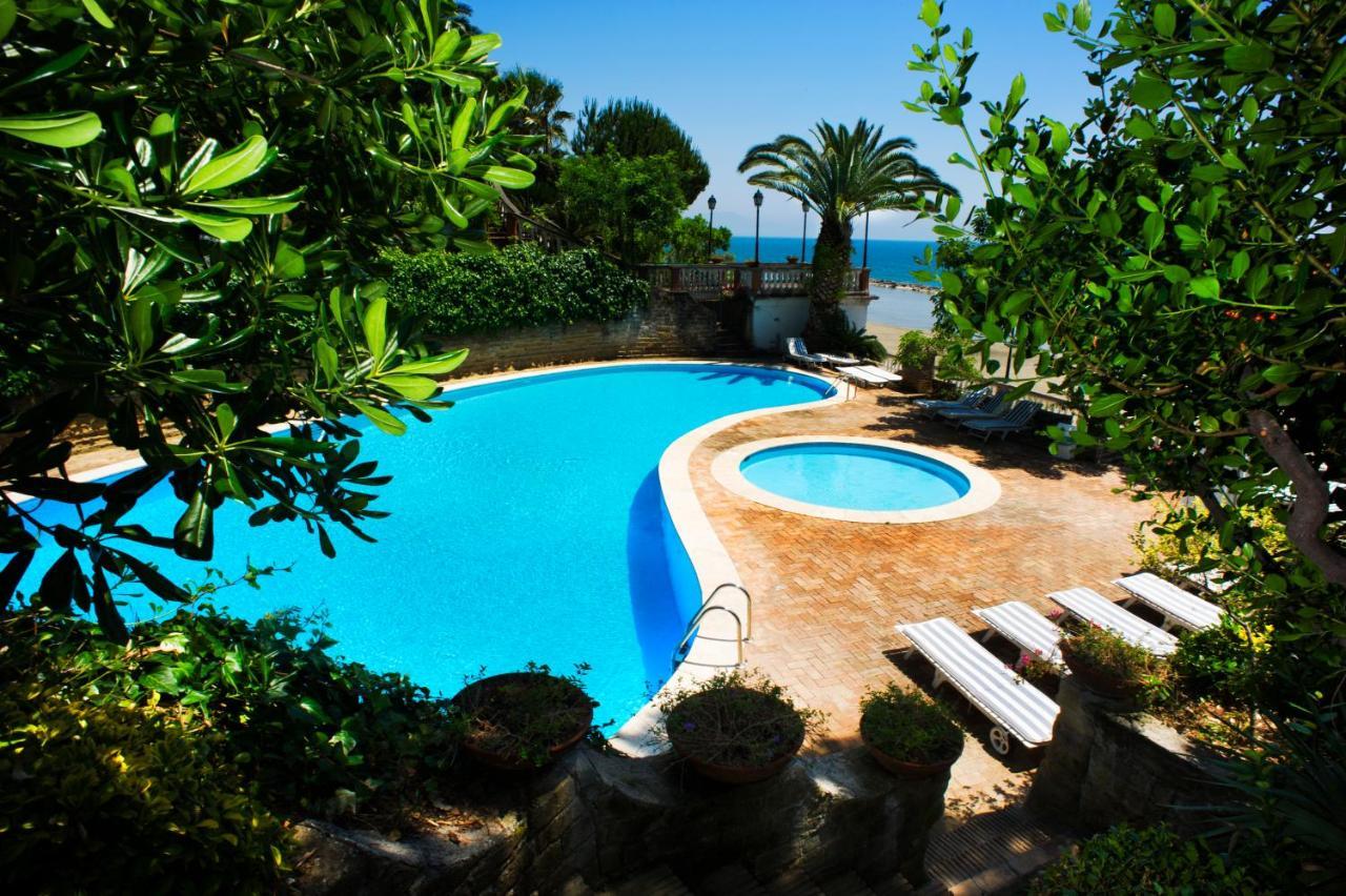 Grande Albergo Miramare Formia Bagian luar foto