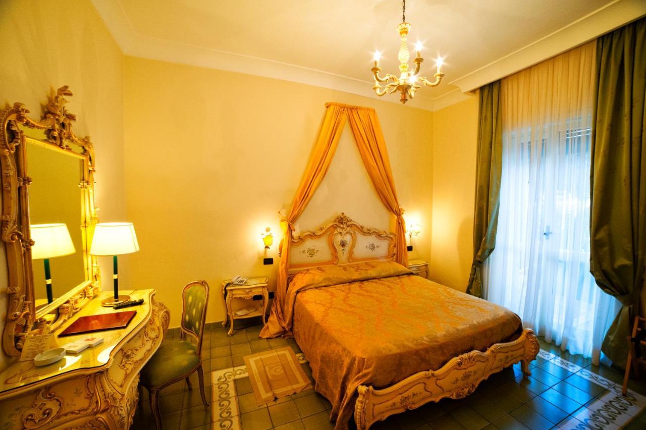 Grande Albergo Miramare Formia Bagian luar foto